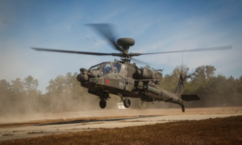 AH-64D Apaches du 1er Bataillon de reconnaissance d'attaque, 82e Brigade d'aviation de combat, descend sur le point de réarmement et de ravitaillement en carburant pour recharger ses systèmes d'armes, au cours d'un exercice de tir aérien, à Fort AP Hill, en Virginie, le 26 octobre. Photo de l'armée américaine par le Cpl. Randis Monroe)